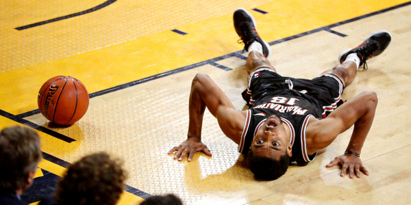 赛场囧事图片 - 篮球运动员滑倒的滑稽瞬间