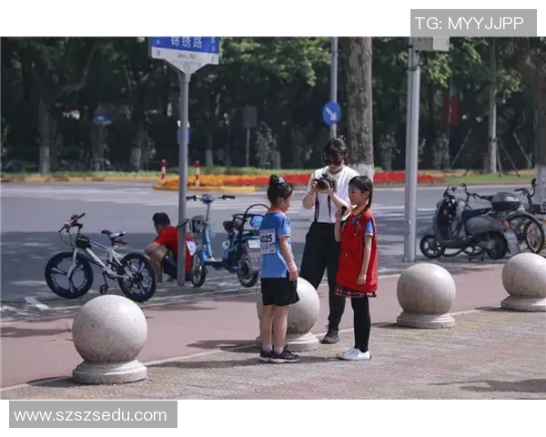 以足球星壁画为核心展现激情绿茵与城市青春活力风采